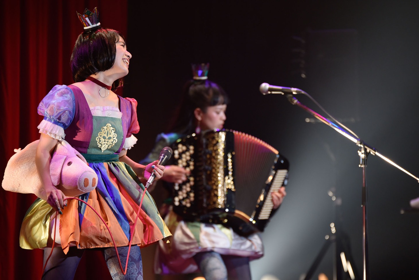 「唄とアコーディオンの姉妹劇場2017」大阪市中央公会堂公演の様子。（写真提供：avex）