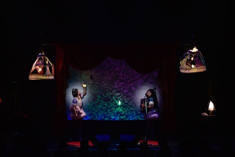 「唄とアコーディオンの姉妹劇場2017」大阪市中央公会堂公演の様子。（写真提供：avex）