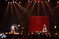 「唄とアコーディオンの姉妹劇場2017」大阪市中央公会堂公演の様子。（写真提供：avex）