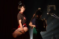 「唄とアコーディオンの姉妹劇場2017」大阪市中央公会堂公演の様子。（写真提供：avex）