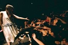 ダイブした浅見北斗に手を差し出す大森靖子。（Photo by morookamanabu）