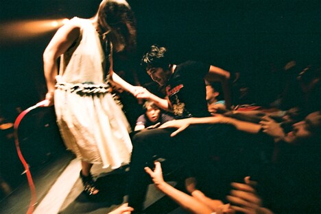 浅見北斗を引き上げる大森靖子。（Photo by morookamanabu）