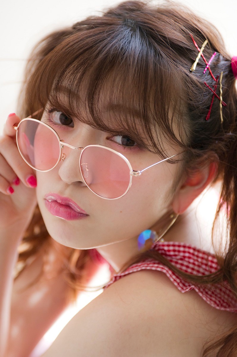 吉田朱里「NMB48 吉田朱里 ビューティーフォトブック IDOL MAKE BIBLE@アカリン」のワンカット。