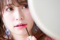 吉田朱里「NMB48 吉田朱里 ビューティーフォトブック IDOL MAKE BIBLE@アカリン」のワンカット。