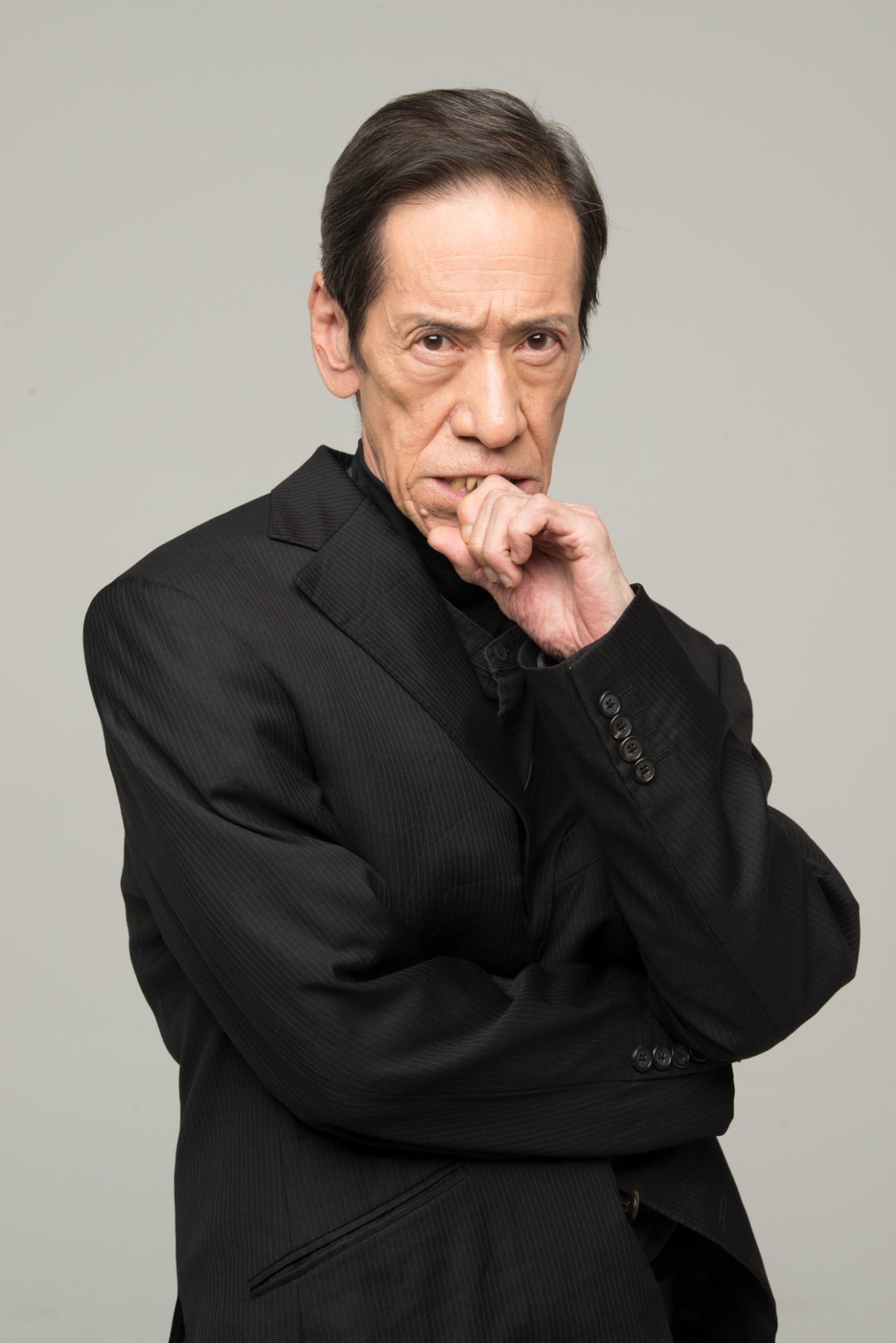 刑事に扮する斎藤洋介。