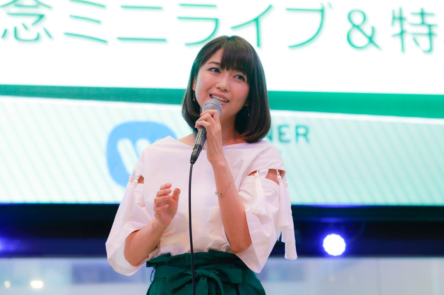 新妻聖子「アライブ / 天地（あめつち）の声」発売記念ミニライブの様子。（写真提供：WARNER MUSIC JAPAN）