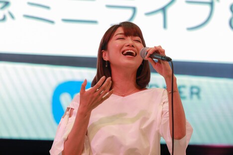 新妻聖子(写真提供:WARNER MUSIC JAPAN)