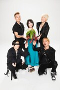 ウツボカズラを囲む志田未来（中央）とSPYAIR。