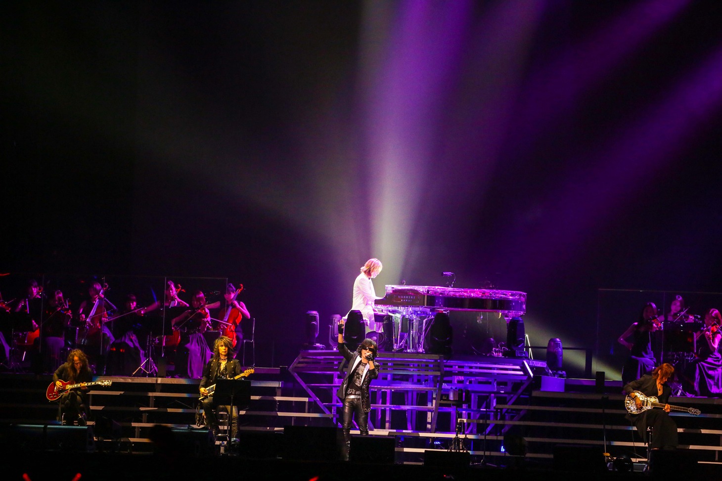 「X JAPAN WORLD TOUR 2017 WE ARE X Acoustic Special Miracle ～奇跡の夜～ 6DAYS」大阪城ホール初日公演の様子。