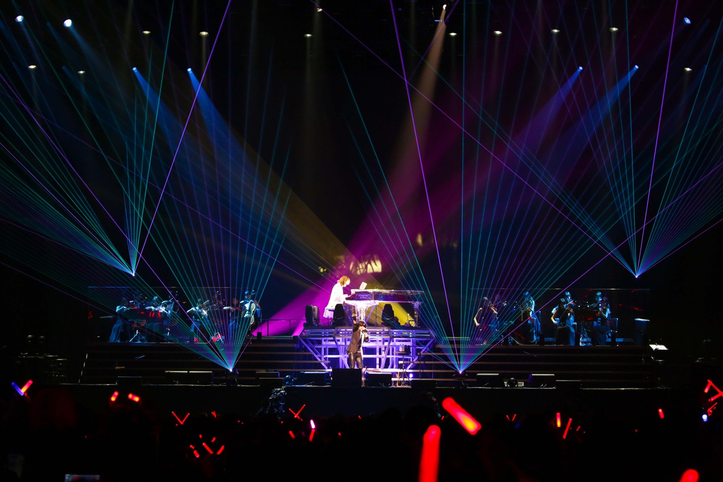 「X JAPAN WORLD TOUR 2017 WE ARE X Acoustic Special Miracle ～奇跡の夜～ 6DAYS」大阪城ホール初日公演の様子。