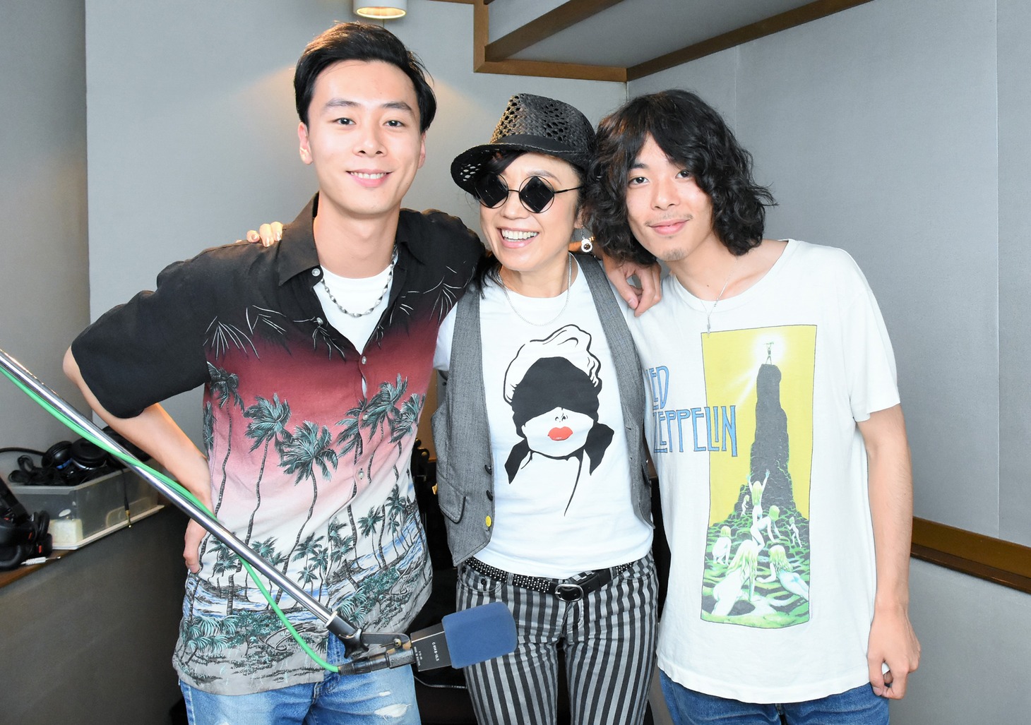 左からYONCE（Suchmos）、松任谷由実、OK（Suchmos）。
