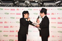 拗ねるとーやま校長をなだめるあしざわ教頭（左）。