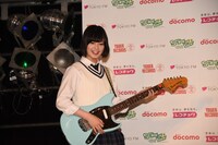 ギターを抱えて登場した平手友梨奈（欅坂46）。