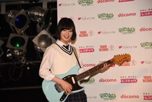 ギターを抱えて登場した平手友梨奈（欅坂46）。