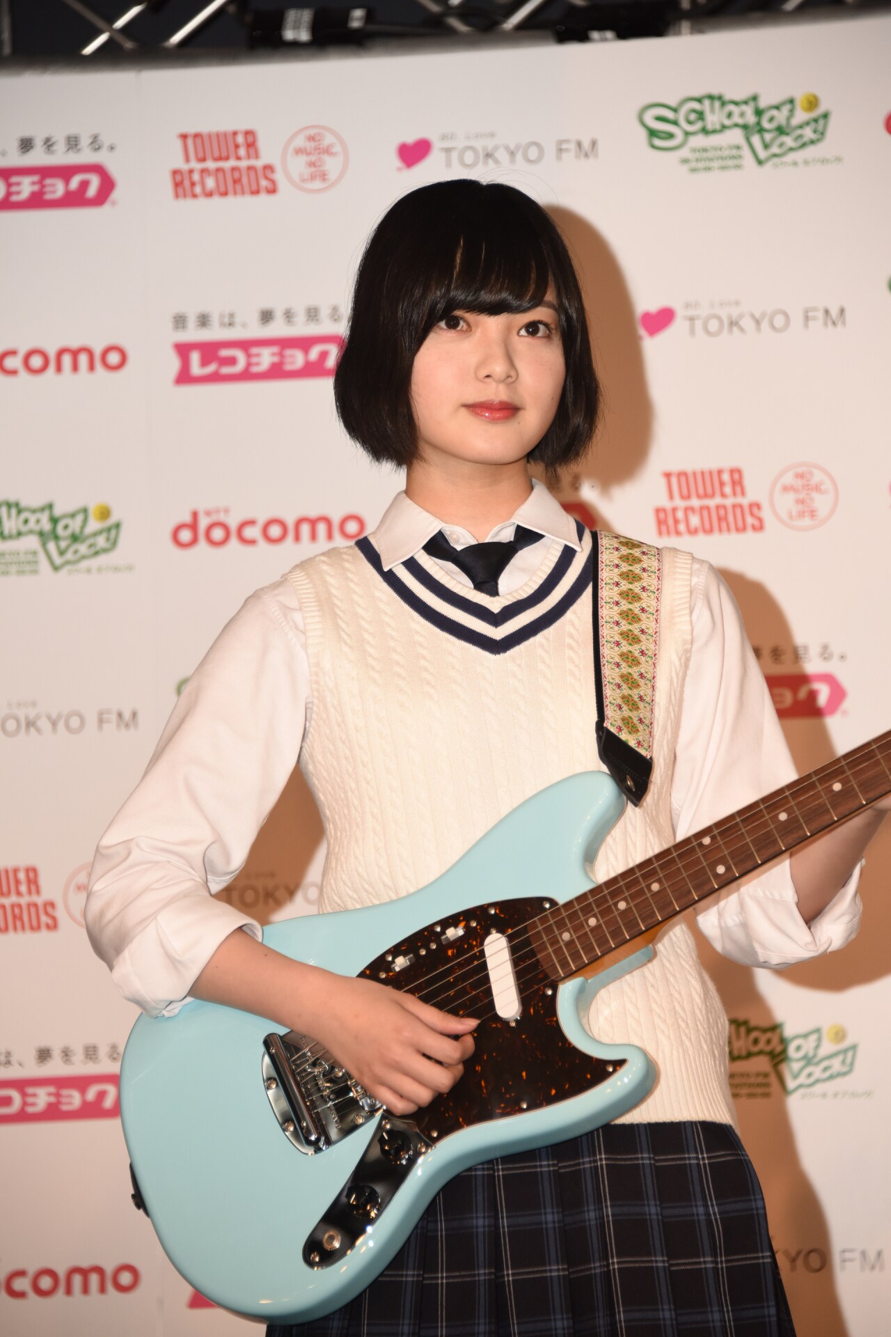 自身の写ったポスターと対面した平手友梨奈(欅坂46)。 [画像 自身の写ったポスターと対面した平手友梨奈(欅坂46)。 [画像