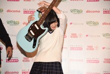 ギターを下ろす平手友梨奈（欅坂46）。