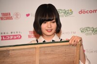 黒板に文字を書く平手友梨奈（欅坂46）。