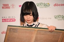 黒板に文字を書く平手友梨奈（欅坂46）。