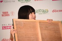 黒板に文字を書いた平手友梨奈（欅坂46）。