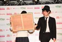 黒板に書いた文字を読み上げる平手友梨奈（欅坂46）（左）。