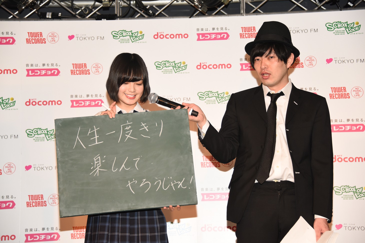 黒板に書いた文字を読み上げる平手友梨奈（欅坂46）（左）。