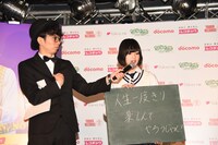 黒板に書いた文字を読み上げる平手友梨奈（欅坂46）（右）。