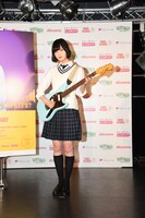 ギターを抱えた平手友梨奈（欅坂46）。