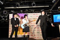 「二人セゾン」を踊り出すとーやま校長（右）と、驚く平手友梨奈、あしざわ教頭。