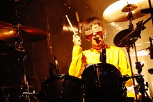 ヤノ（Dr, Vo）（撮影：上山陽介）