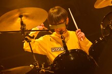 ヤノ（Dr, Vo）（撮影：酒井麻衣）