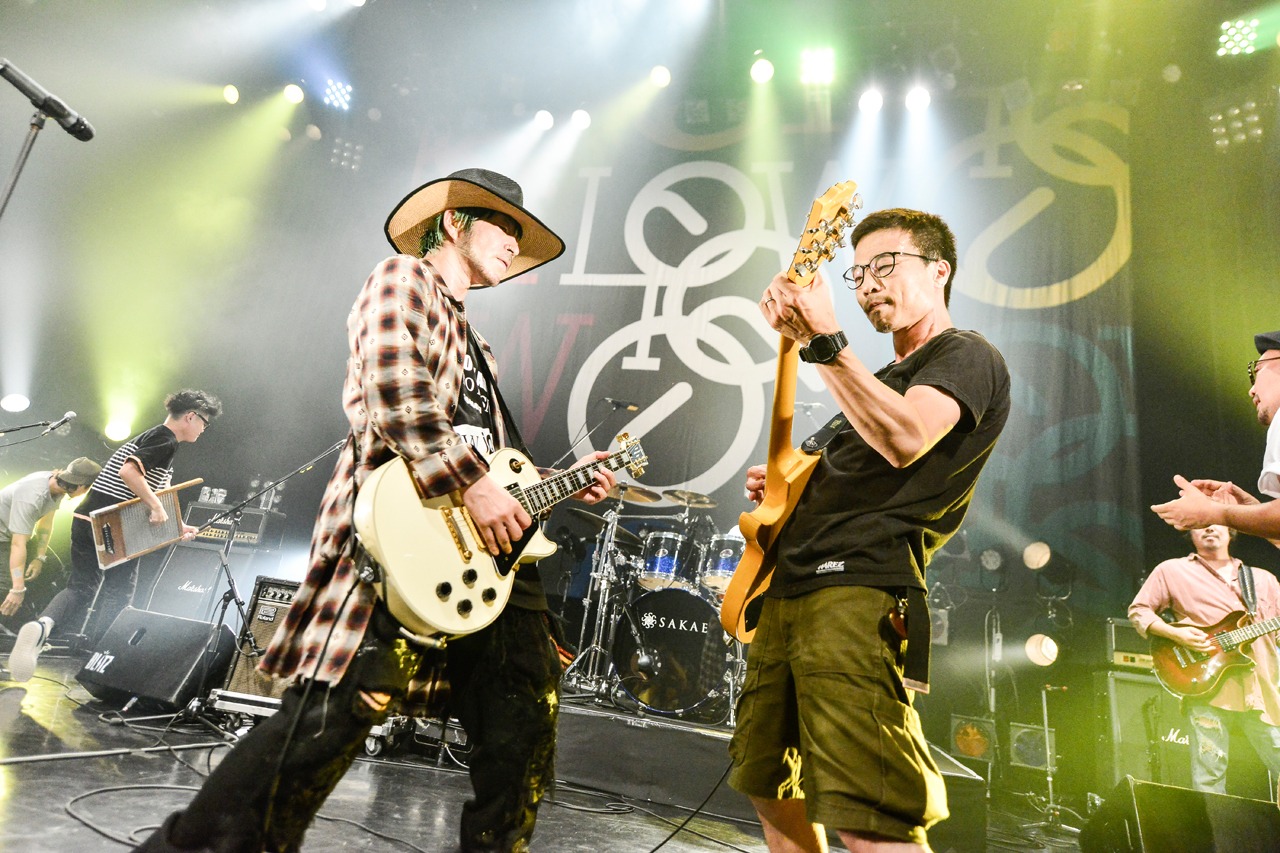磯部正文（右）が参加した「Little Giant」演奏時の様子。（撮影：橋本塁[SOUND SHOOTER]）
