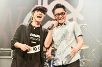 ダブルアンコールでTOSHI-LOWに押されて登場したフルカワユタカ（右）。（撮影：橋本塁[SOUND SHOOTER]）
