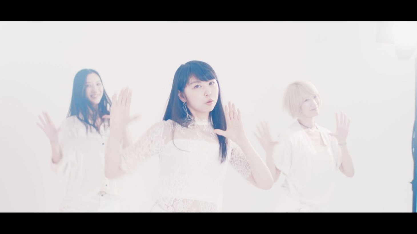 井上実優「Shake up」ミュージックビデオのワンシーン。