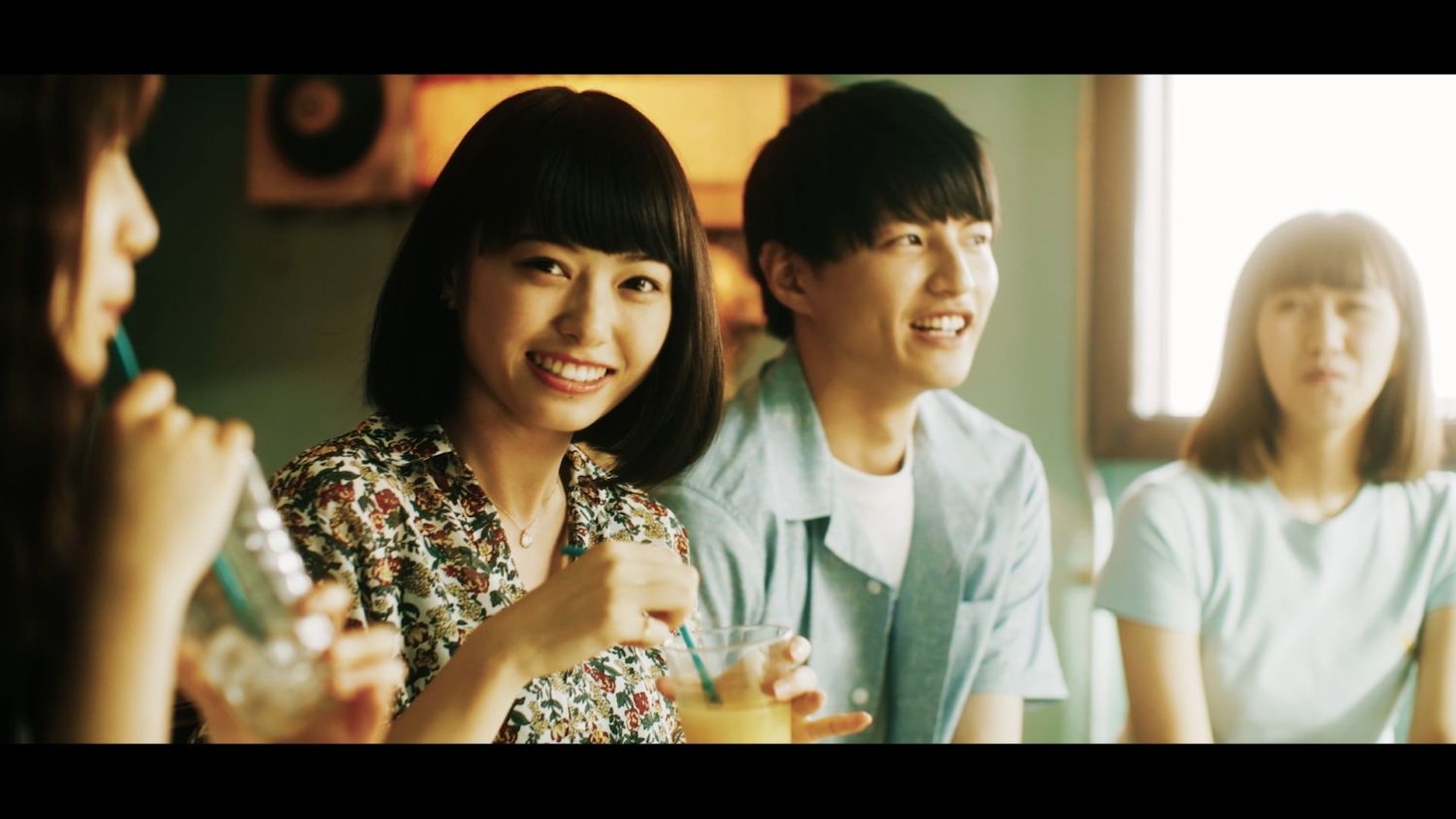 井上実優「Shake up」ミュージックビデオのワンシーン。