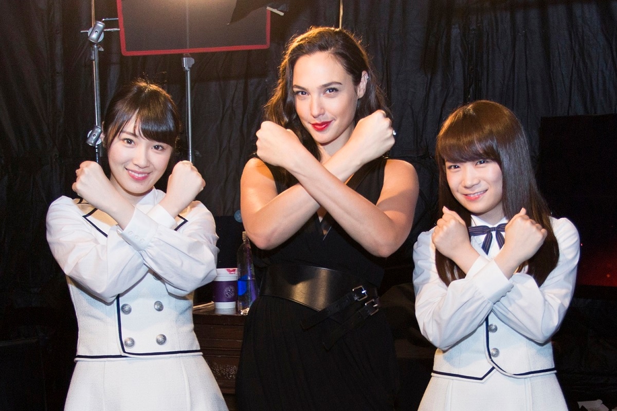 左から高山一実、ガル・ガドット、秋元真夏。