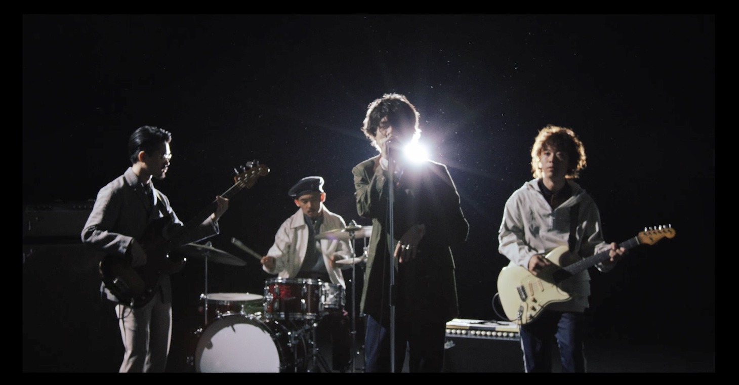 OKAMOTO'S「90'S TOKYO BOYS」ミュージックビデオのワンシーン。