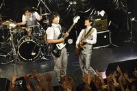 左からミツヤスカズマ（Dr）、ウエムラユウキ（B）、エジマハルシ（G）。（撮影：橋本塁［SOUND SHOOTER / STINGRAY］）