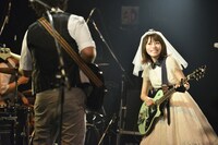 雫（Vo, G）（撮影：橋本塁［SOUND SHOOTER / STINGRAY］）