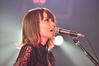 雫（Vo, G）（撮影：橋本塁［SOUND SHOOTER / STINGRAY］）