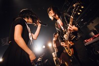 泉茉里（左）と越川和磨（右）。（撮影：タイコウクニヨシ）