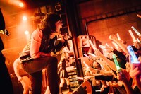 フロアに向けて絶叫する成田大致。（撮影：タイコウクニヨシ）