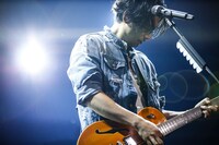 ギターを弾くDEAN FUJIOKA。（Photo by HIRO KIMURA）