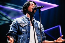 目を閉じ情感たっぷりに歌うDEAN FUJIOKA（Photo by HIRO KIMURA）