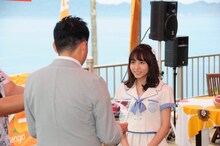 宮崎・日南市マンゴー町の1日町長任命式に望むSKE48の大場美奈（右）。 （写真提供：エイベックス）