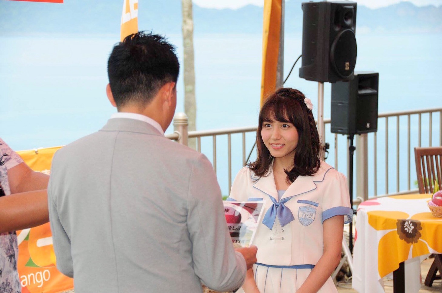 宮崎・日南市マンゴー町の1日町長任命式に望むSKE48の大場美奈（右）。 （写真提供：エイベックス）
