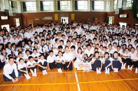 宮崎・日南市南郷中学校に登場したSKE48の大場美奈。 （写真提供：エイベックス）