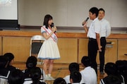 宮崎・日南市南郷中学校に登場したSKE48の大場美奈。 （写真提供：エイベックス）