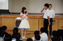 宮崎・日南市南郷中学校に登場したSKE48の大場美奈。 （写真提供：エイベックス）