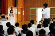 宮崎・日南市南郷中学校に登場したSKE48の大場美奈。 （写真提供：エイベックス）