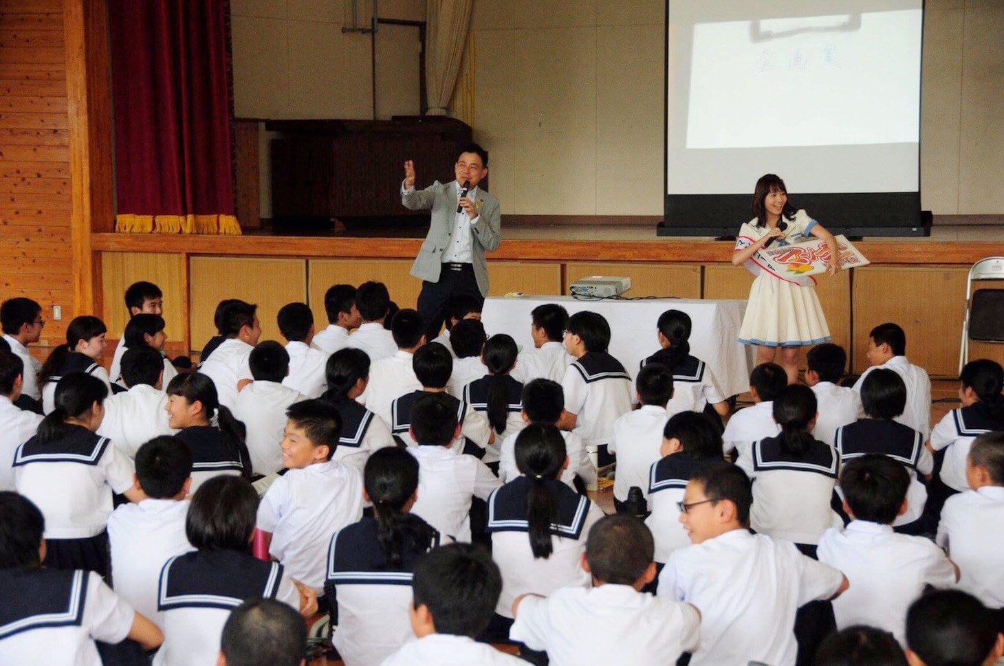 宮崎・日南市南郷中学校に登場したSKE48の大場美奈。 （写真提供：エイベックス）